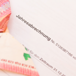Ein Dokument mit dem Titel „Jahresabrechnung“ mit einem Euro-Origami-Schmetterling in der Ecke.
