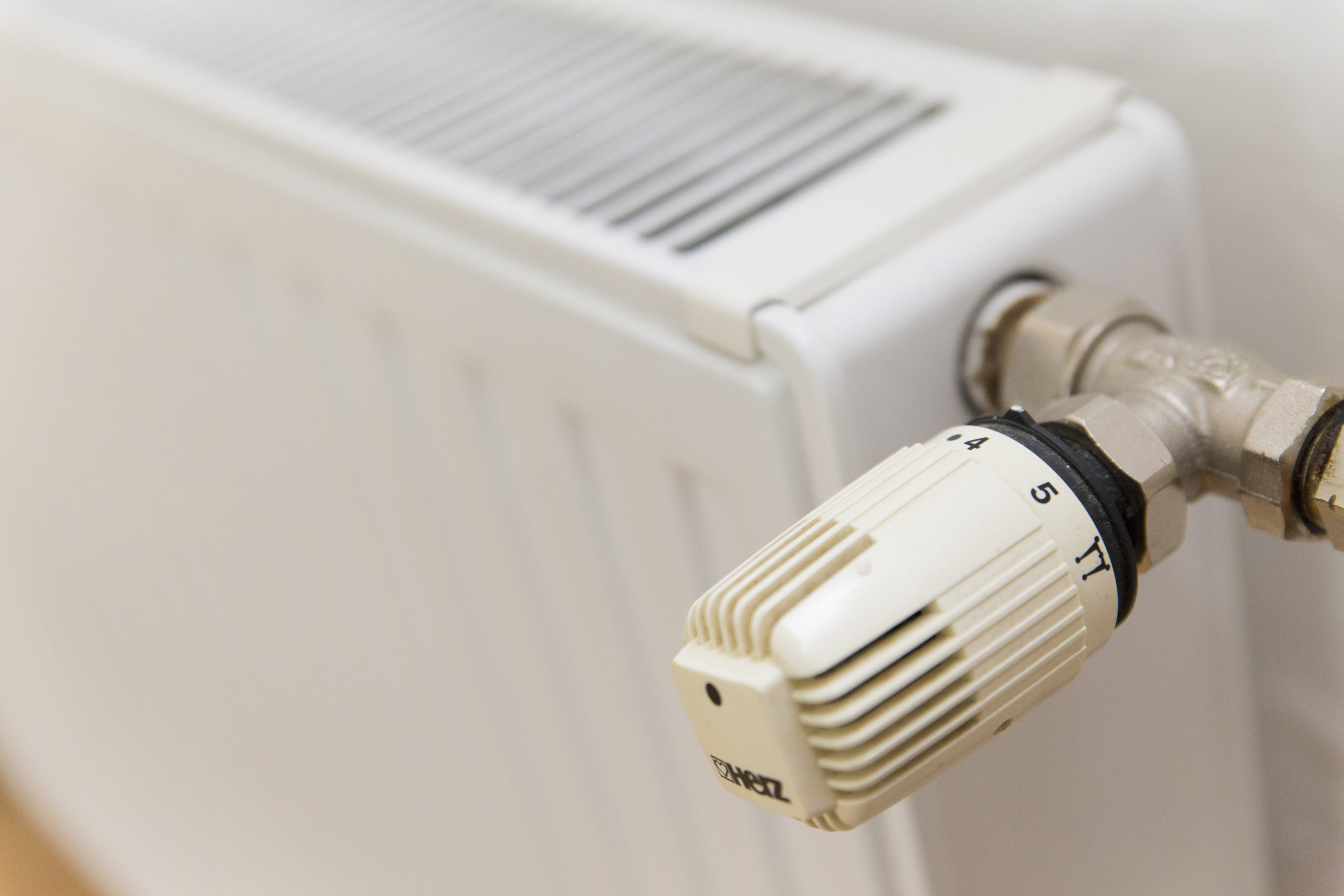 Radiatoren-Heizkörper mit Raumthermostat.