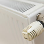 Bild eines Heizkörpers mit Ventil.