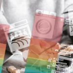 Durchscheinende Überlagerung von Energieetiketten, Geräten und einem Controller auf einem unscharfen häuslichen Hintergrund.