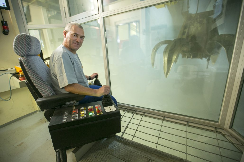 Kranfuehrer in der Muellverbrennungsanlage Spittelau