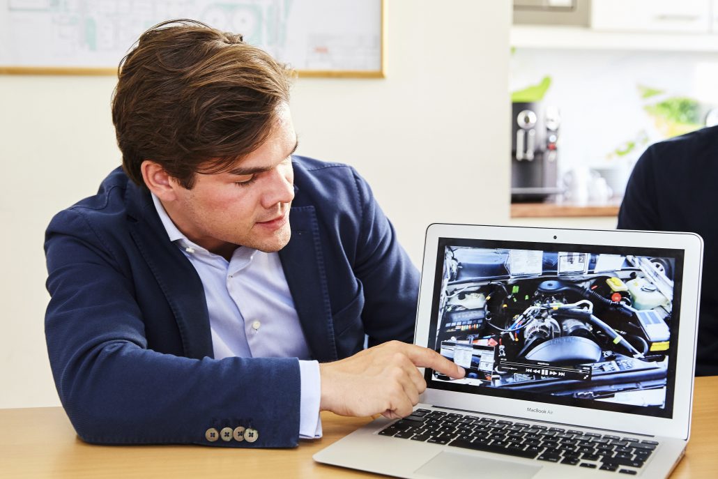 Philipp Fumolo Gründer von ViewAR, erklärt ein Diagramm auf dem Laptop-Bildschirm.