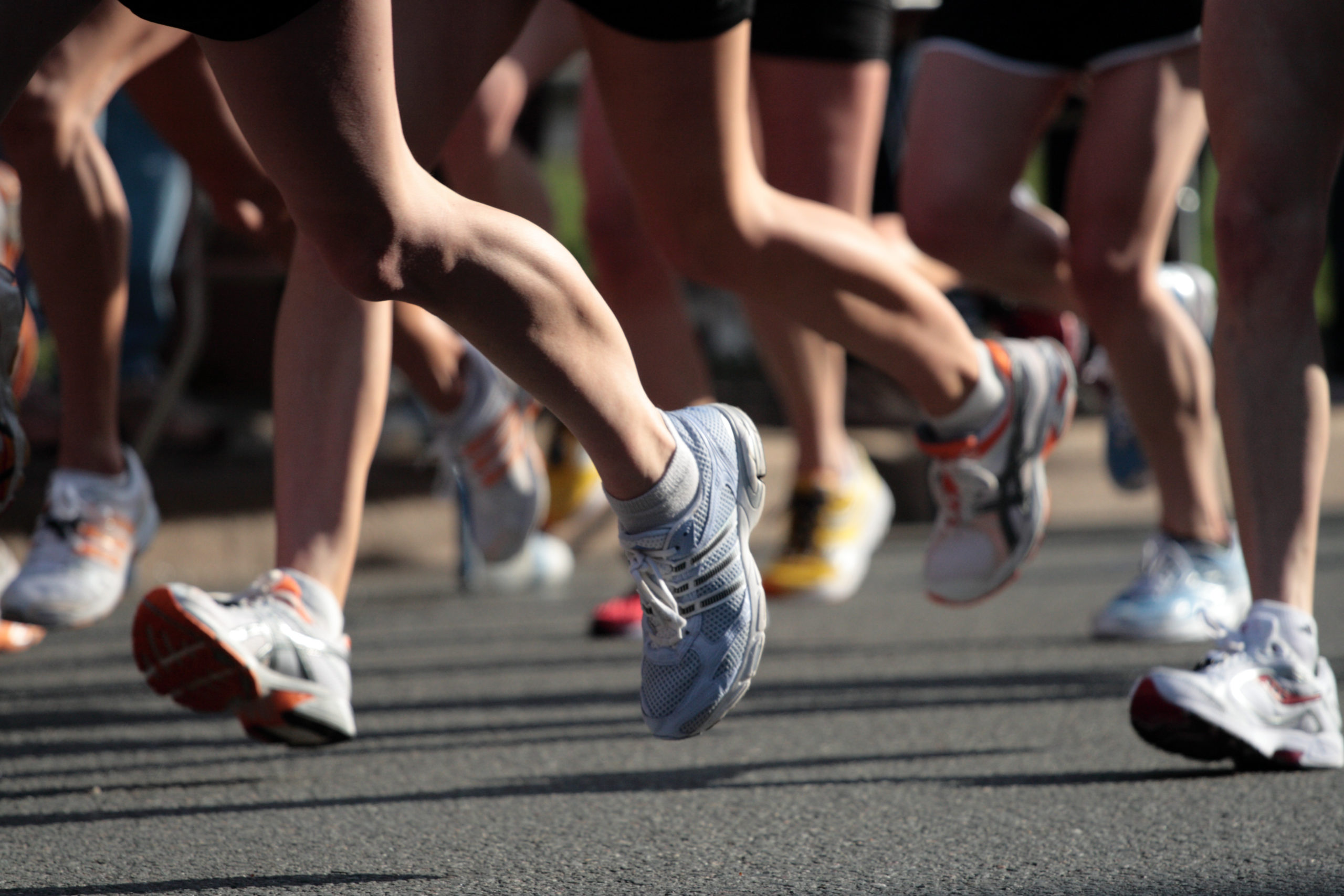 Läufer beim Marathon. Detailansicht von Turnschuhen.