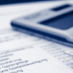 Taschenrechner und Kugelschreiben liegen auf der Rechnung.