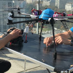 Das Bild zeigt zwei Männer mit einer Drohne die zur Inspektion für Photovoltaikanlagen eingesetzt wird