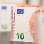 Aufgereihte 10 Euro Scheine.