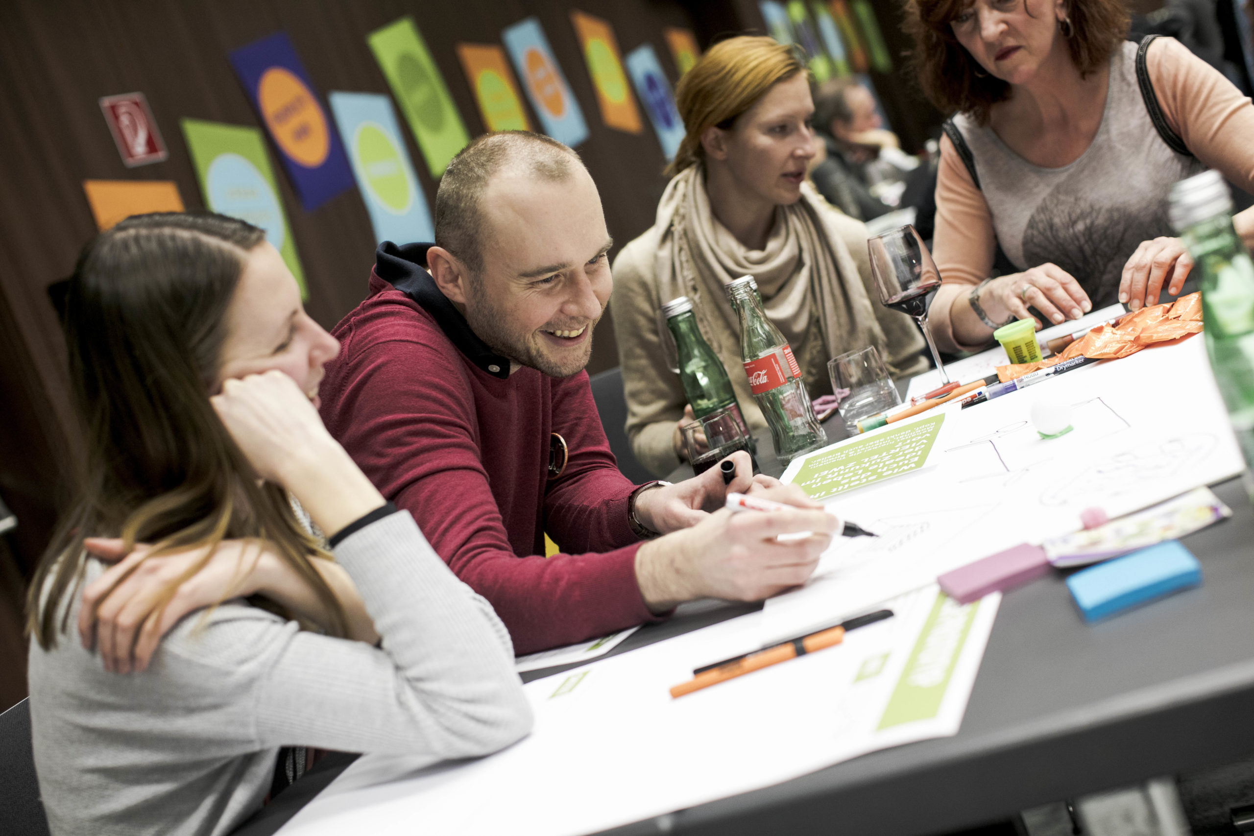 Vier Personen bereiten ein Flipchart auf.