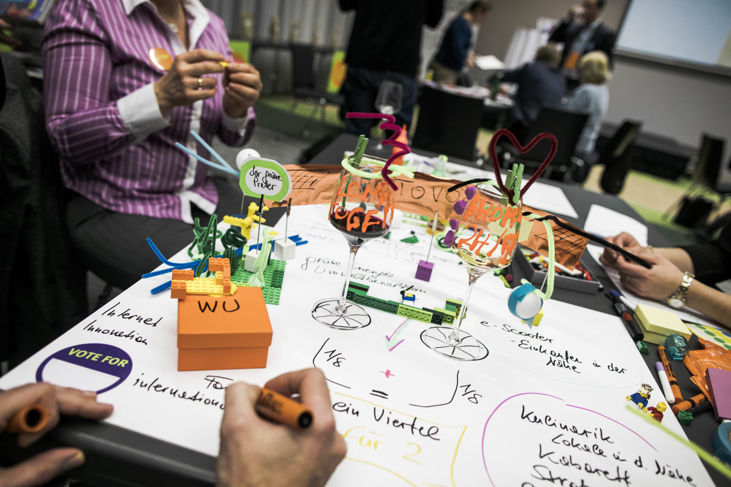 Projektgruppe erstellt ein Flipchart.