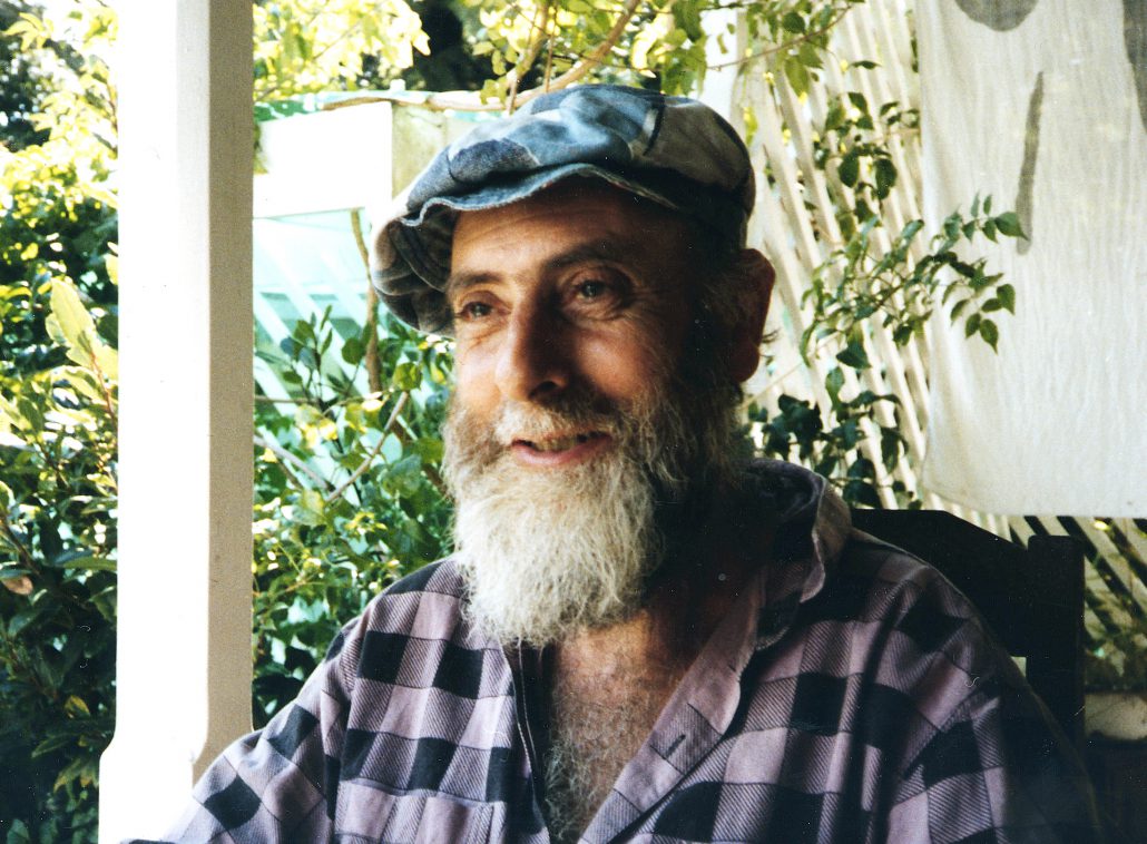 Künstler Friedensreich Hundertwasser mit Bart und Mütze im Freien.