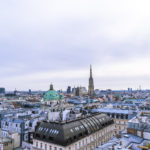 Skyline von Wien mit Blick auf den Stephansdom unter bewölktem Himmel.