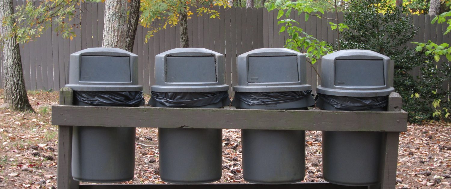 vier Mülleimer
