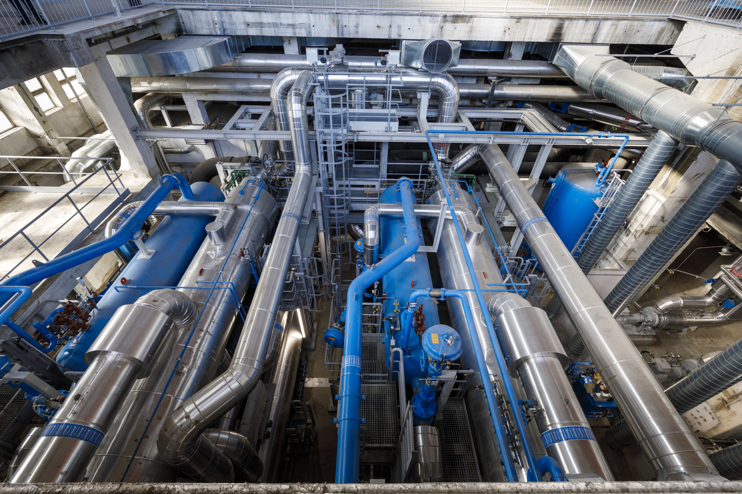 Industrielle Rohre und Maschinen der Großwärmepumpe im Kraftwerk Simmering.