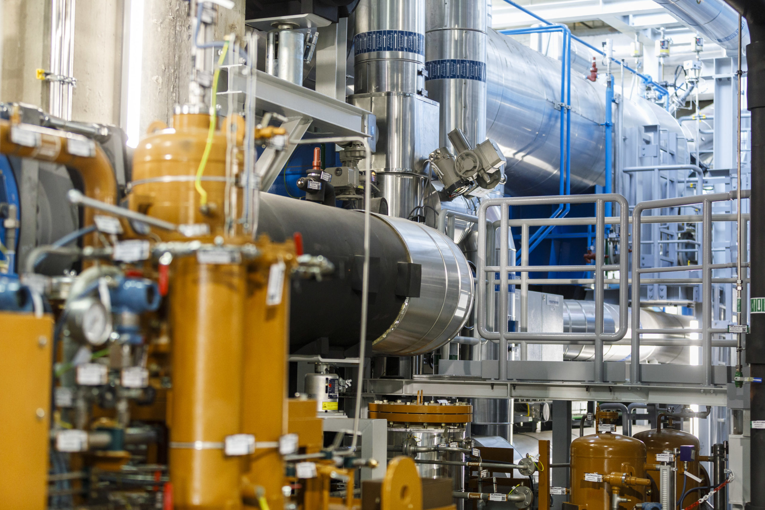 Großwärmepumpe mit großen Metallrohren und Tanks im Kraftwerk Simmering.