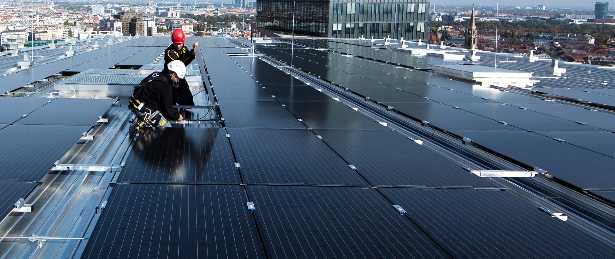 Bauarbeiter auf einem Dach