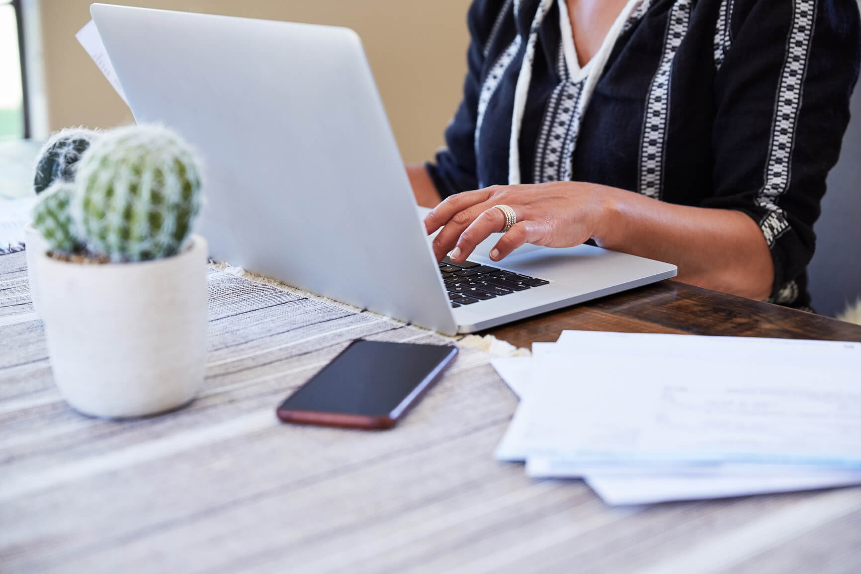 frau_tippt_auf_laptop