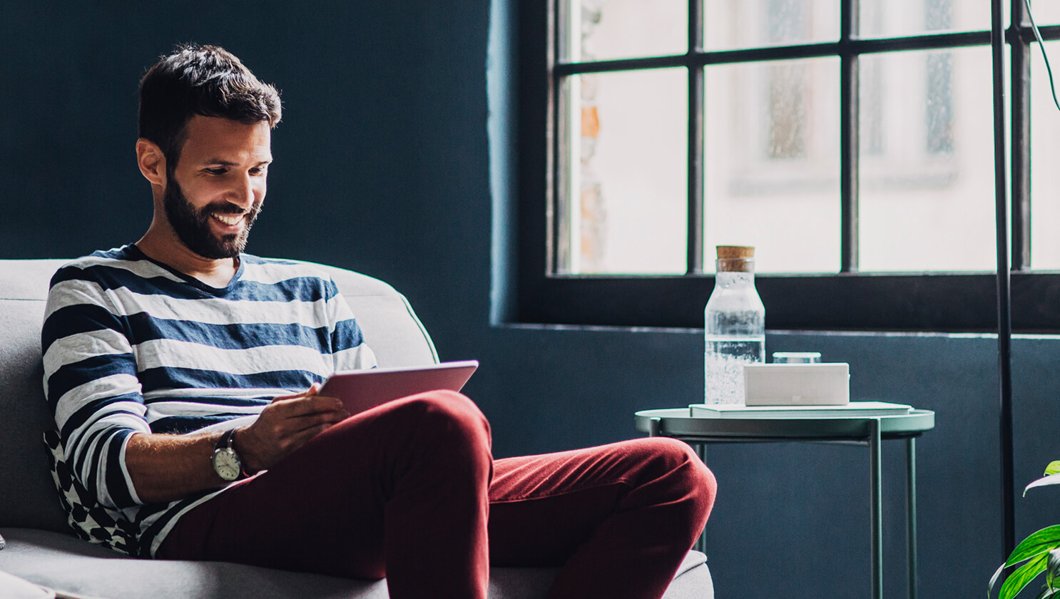mann_mit_tablet_auf_dem_sofa