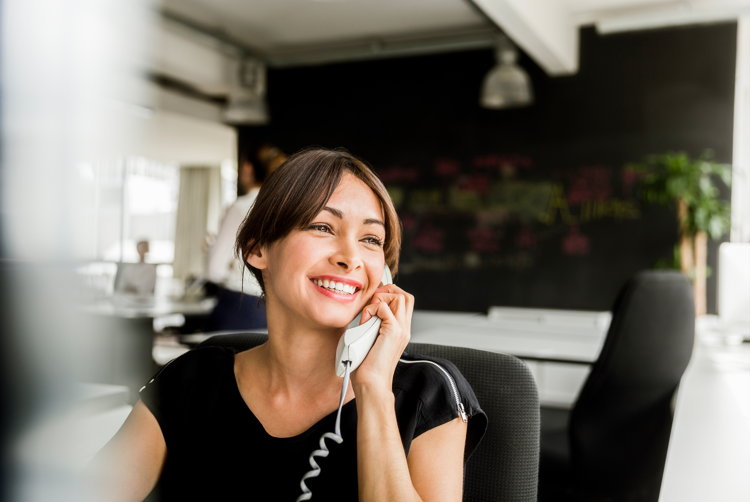 frau-telefoniert-ueber-festnetz-telefon