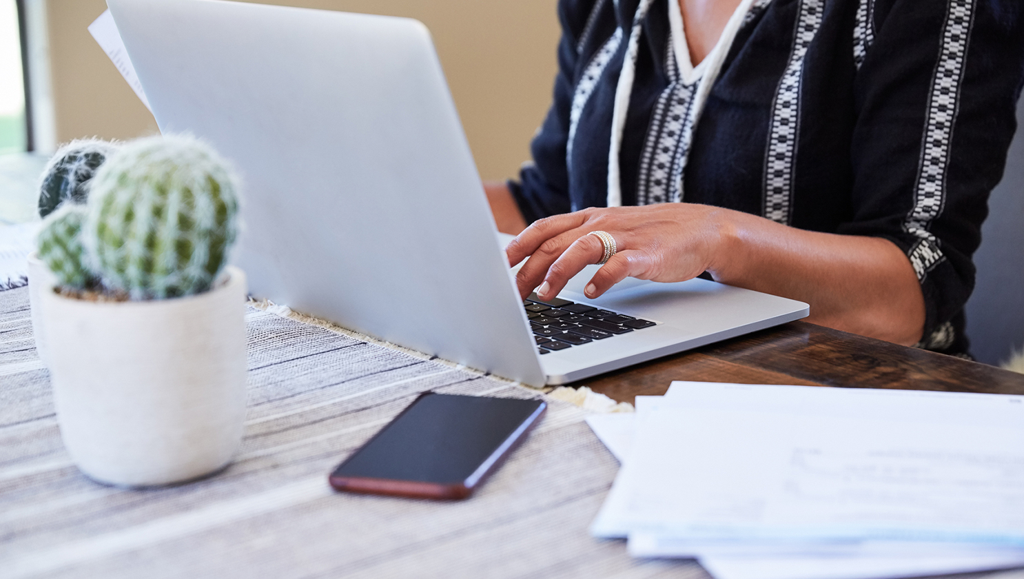 frau_tippt_auf_laptop