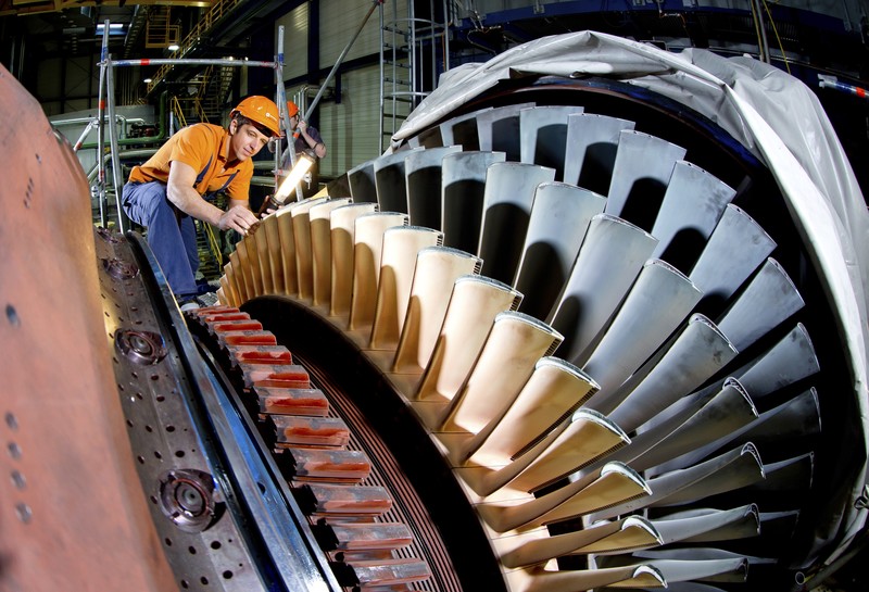 Mitarbeiter arbeitet an Gasturbine