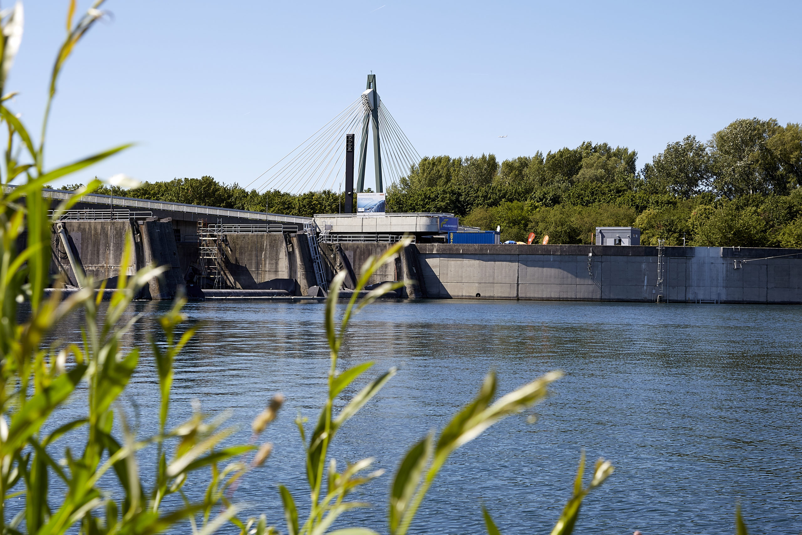 Kleinwasserkraftwerk auf der Donauinsel im Bereich des Wehr 1 in Vollbetrieb