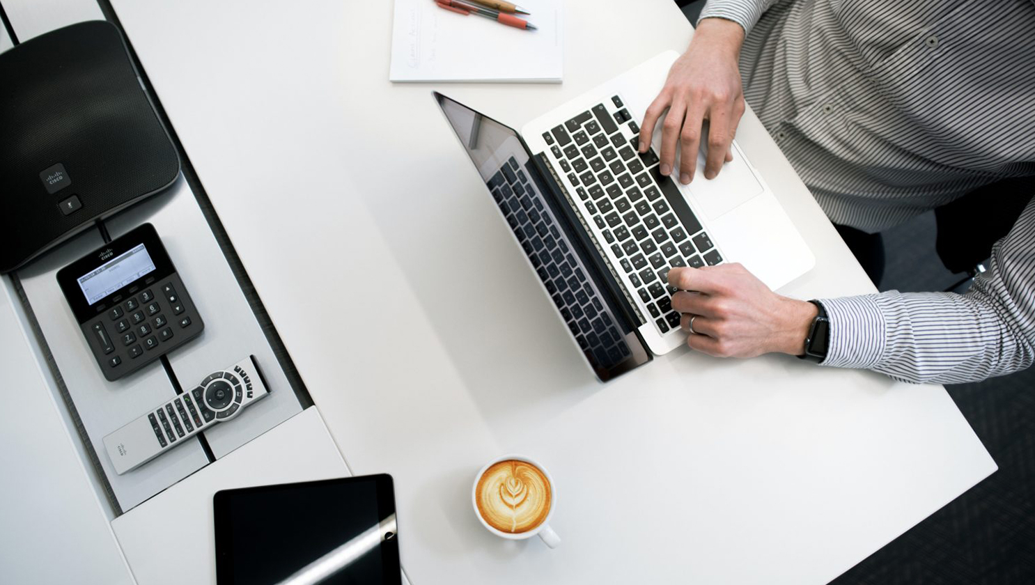 Person arbeitet am Laptop