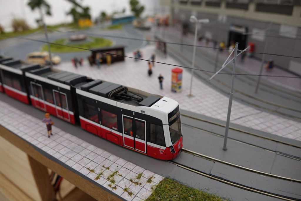 Modell einer Straßenbahn.