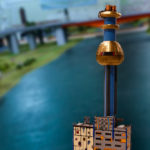 Ein Modell der Abfallverwertungsanlage Spittelau in der Miniaturansicht vor einem unscharfen Hintergrund.