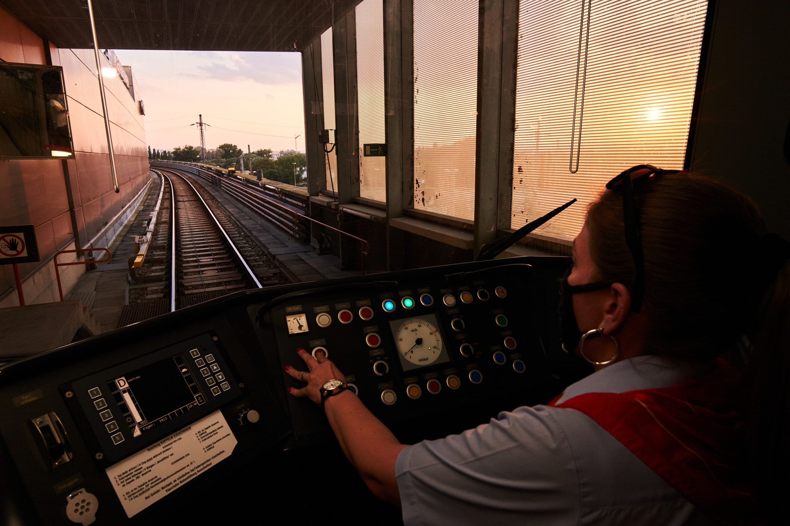 U-Bahn-Fahrerin in der Fahrerkabine der U2.