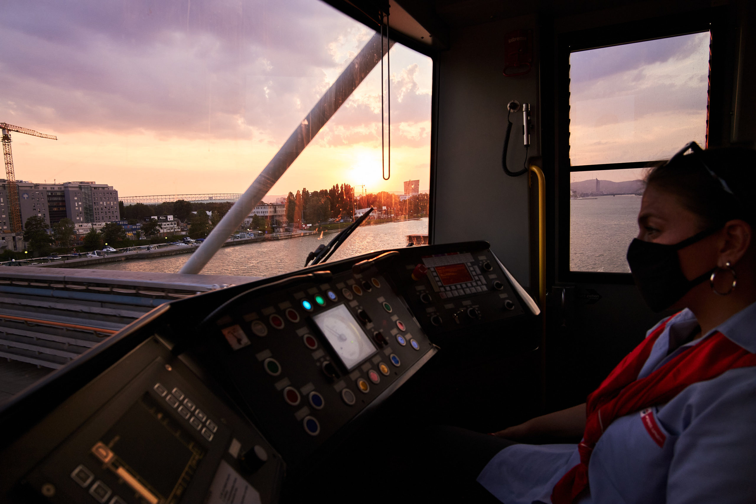 Sonnenuntergang über Wien, fotografiert aus der Fahrerkabine der U2.