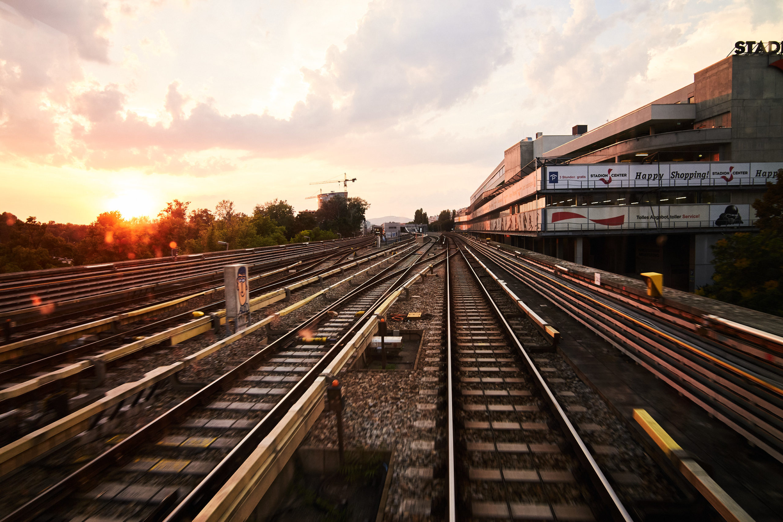 Sonnenuntergang über den Gleisen, fotografiert aus der Fahrerkabine der U2.