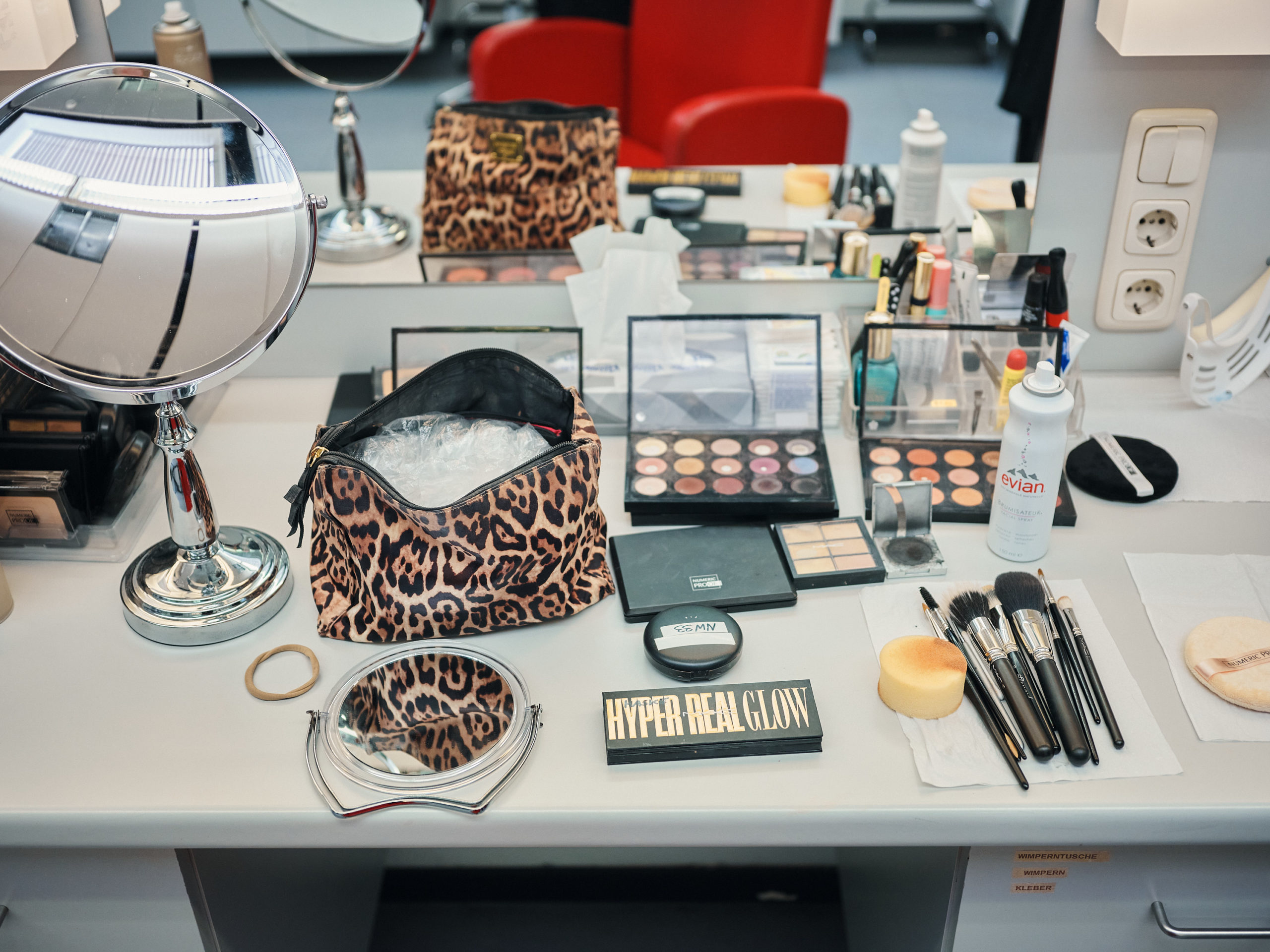 Schminktisch mit Spiegel und Makeup