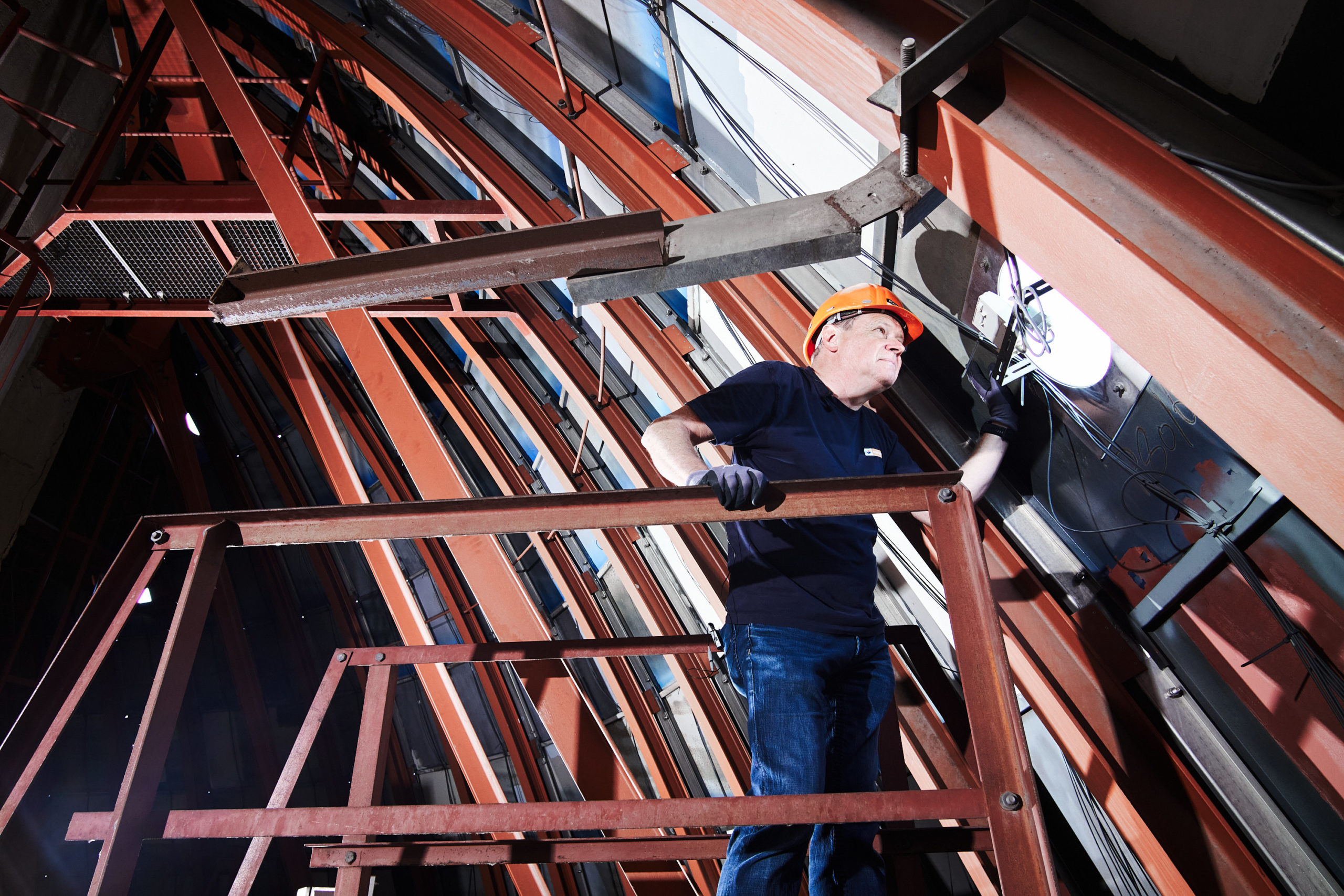 Mitarbeiter schaut durch Luke aus der Spittelau-Kugel raus.