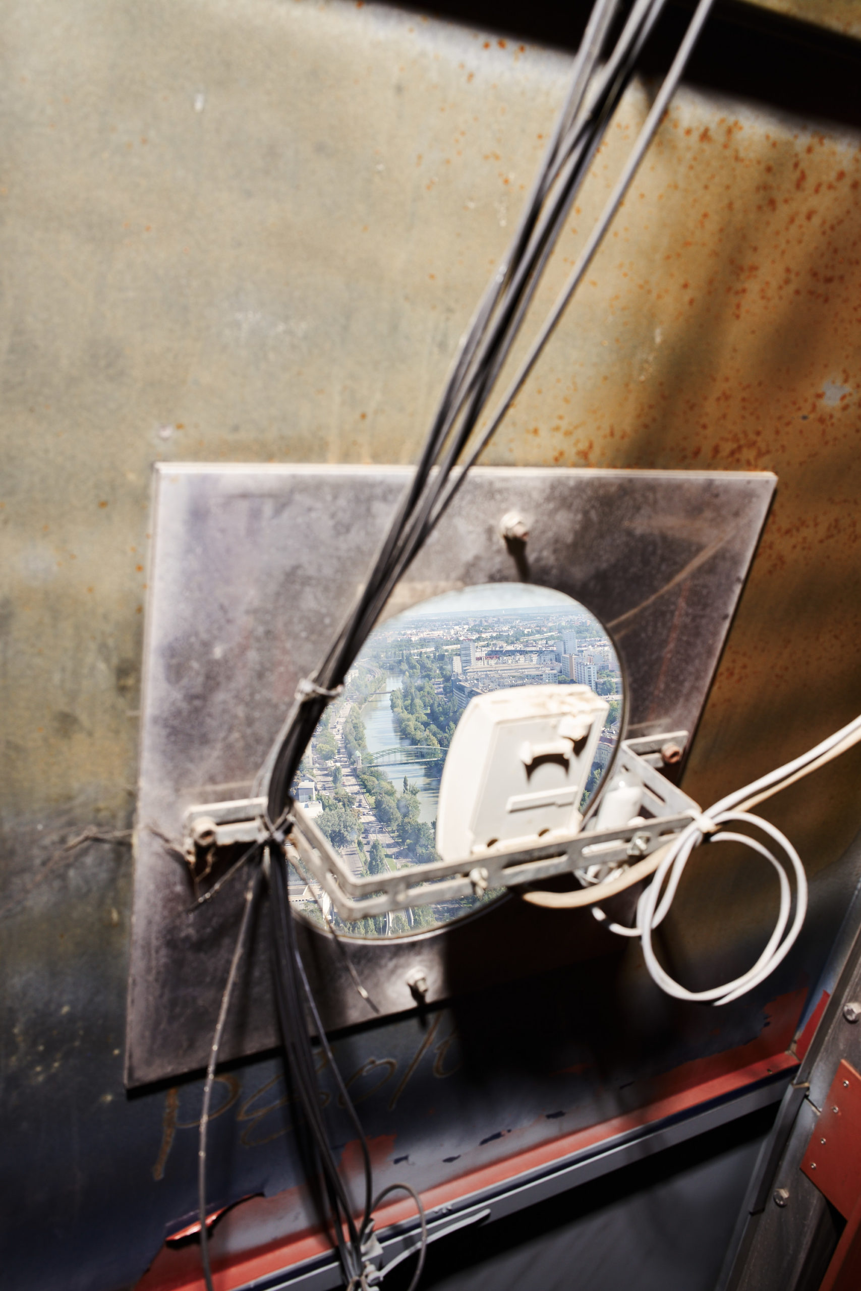 Durch das kleine Fenster, welches sich in der Spittelaukuppel befindet, entfaltet sich die Wiener Stadtlandschaft.