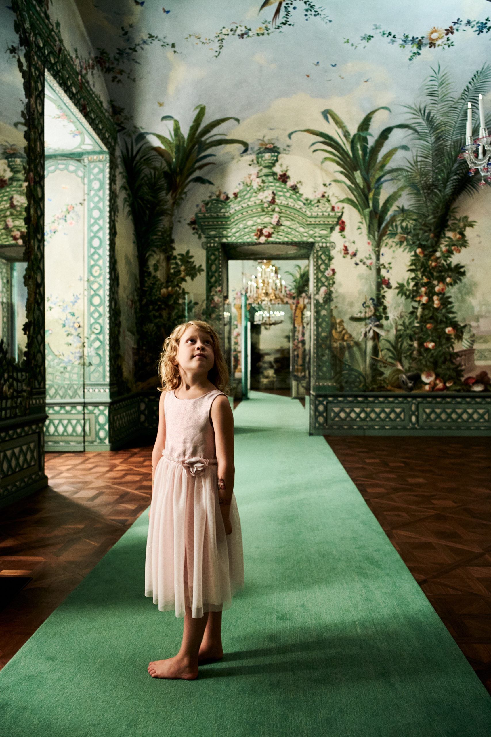 Mädchen im Bergl Zimmer in Schönbrunn.