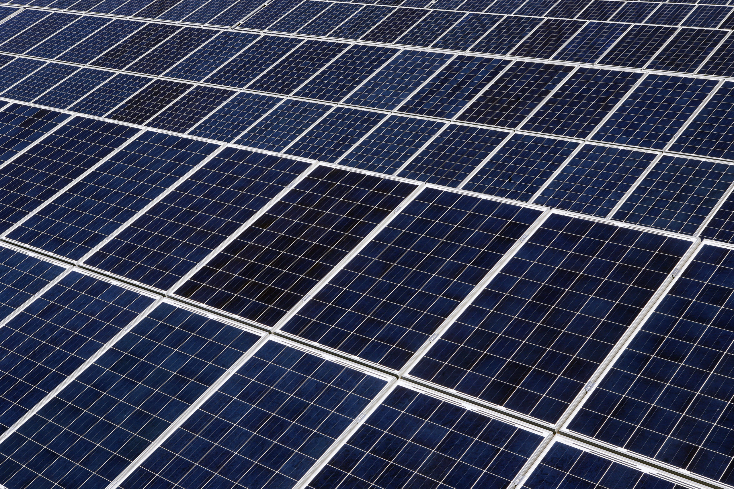 Ein Foto von Solarpaneelen auf einer Park&amp;Ride-Anlage.