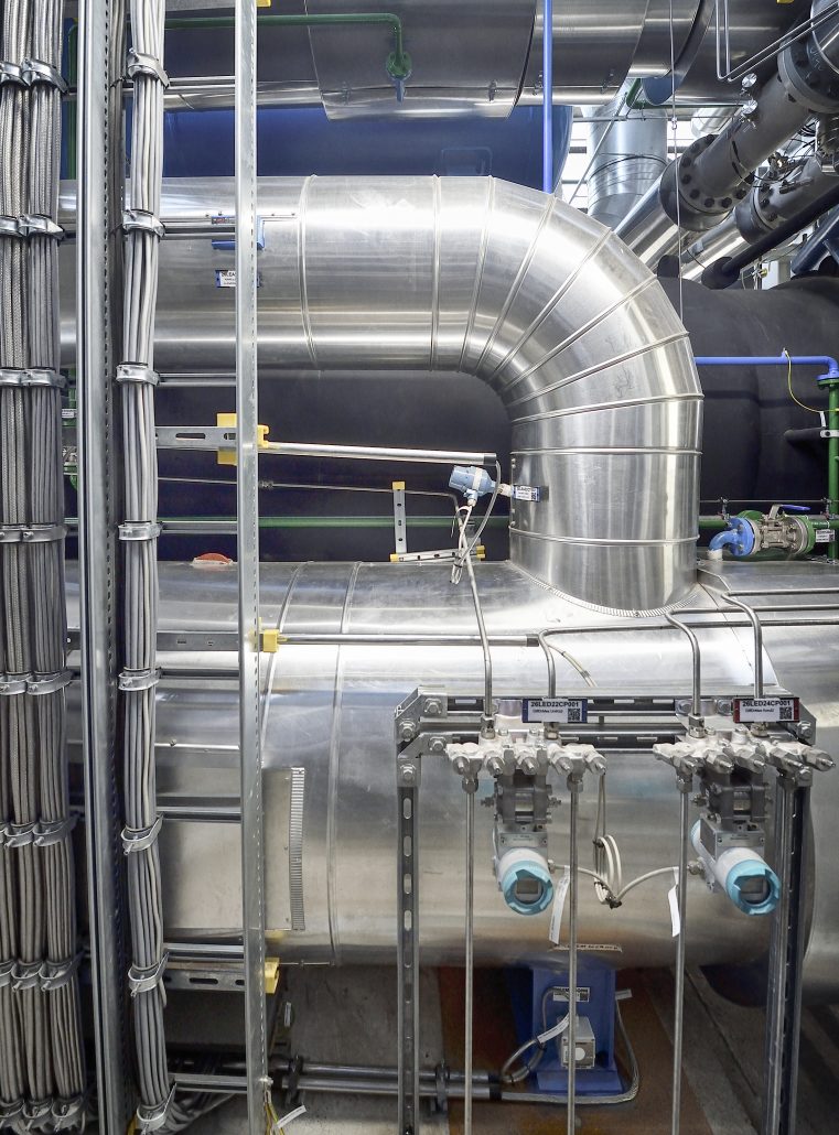 Großwärmepumpe beim Kraftwerk Simmering nach der Fertigstellung. Ansicht der Großwärmepumpe im Gebäude.