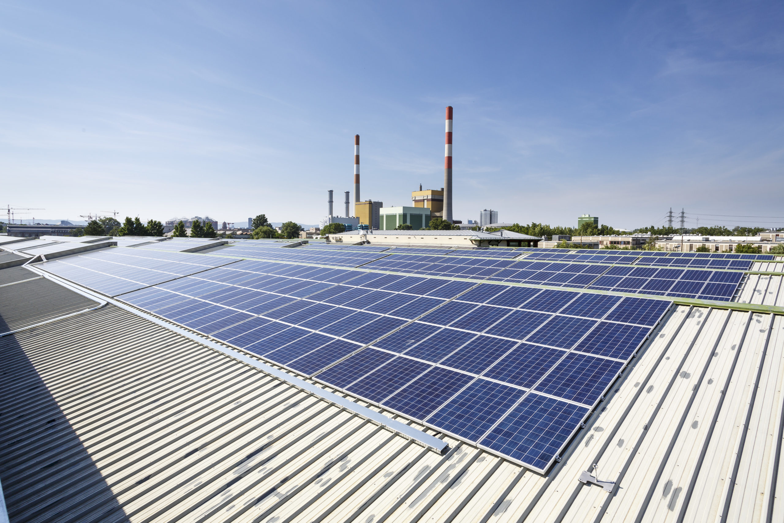 Eine Abbildung des Bürger*innen Solarkraftwerk auf dem Dach der LGV-Zentrale in Wien Simmering.