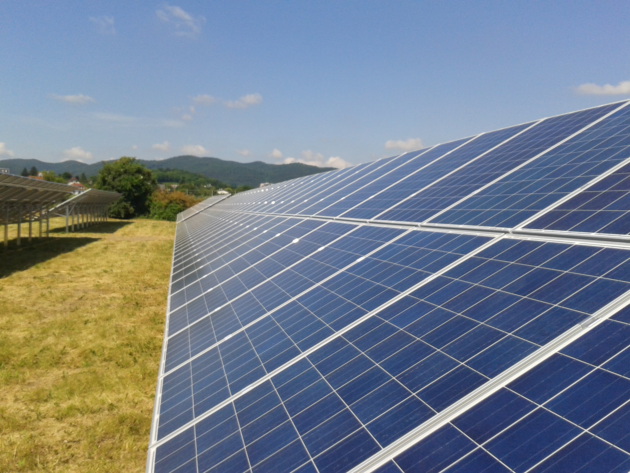 Ein Foto von einem Feld in Perchtoldsdorf auf dem eine PV-Anlage gebaut ist.