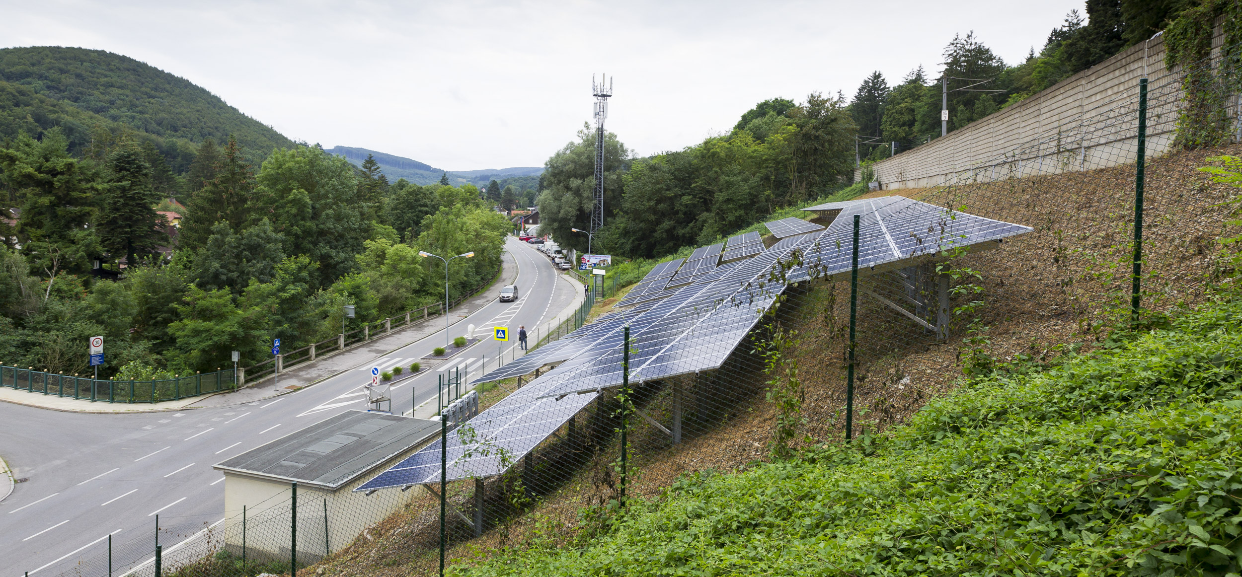 Eine Abbildung der Photovoltaik-Anlage an der ÖBB-Wienerwaldstrecke in Purkersdorf.