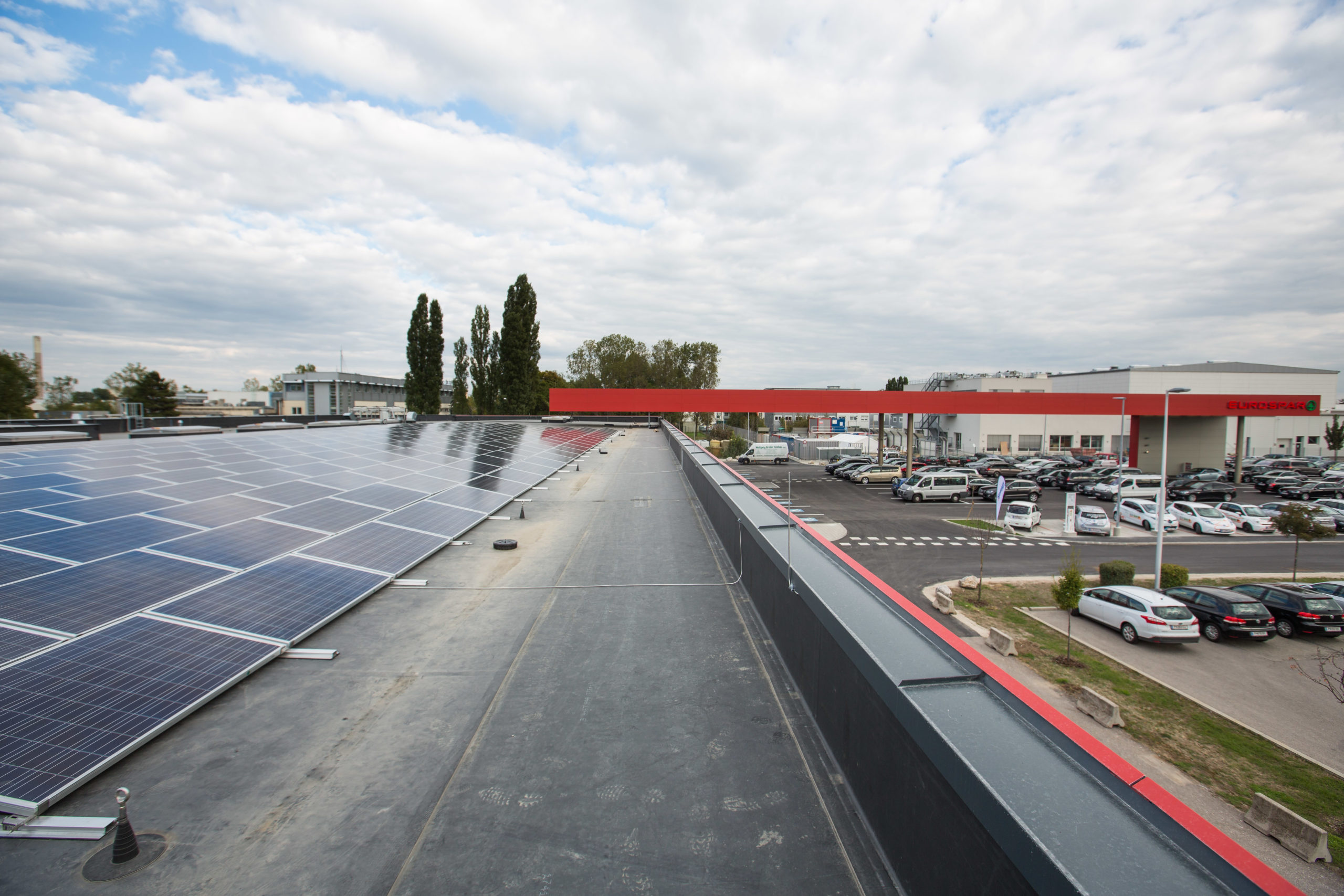 Eine Abbildung der Photovoltaik-Anlage auf dem Dach eines Supermarktes.