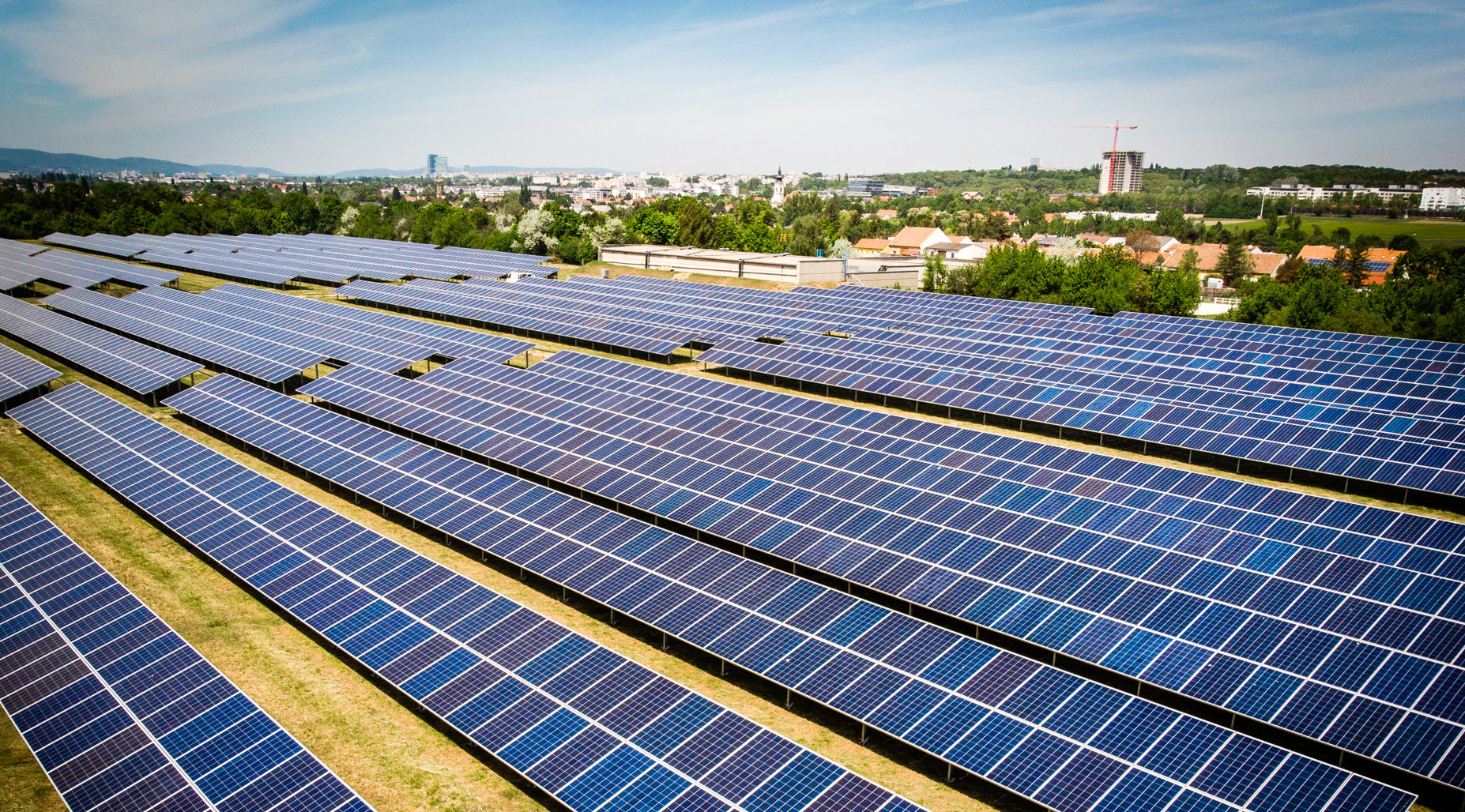 Ein Bild der Photovoltaik-Anlage in Unterlaa, bestehend aus 6400 Modulen.