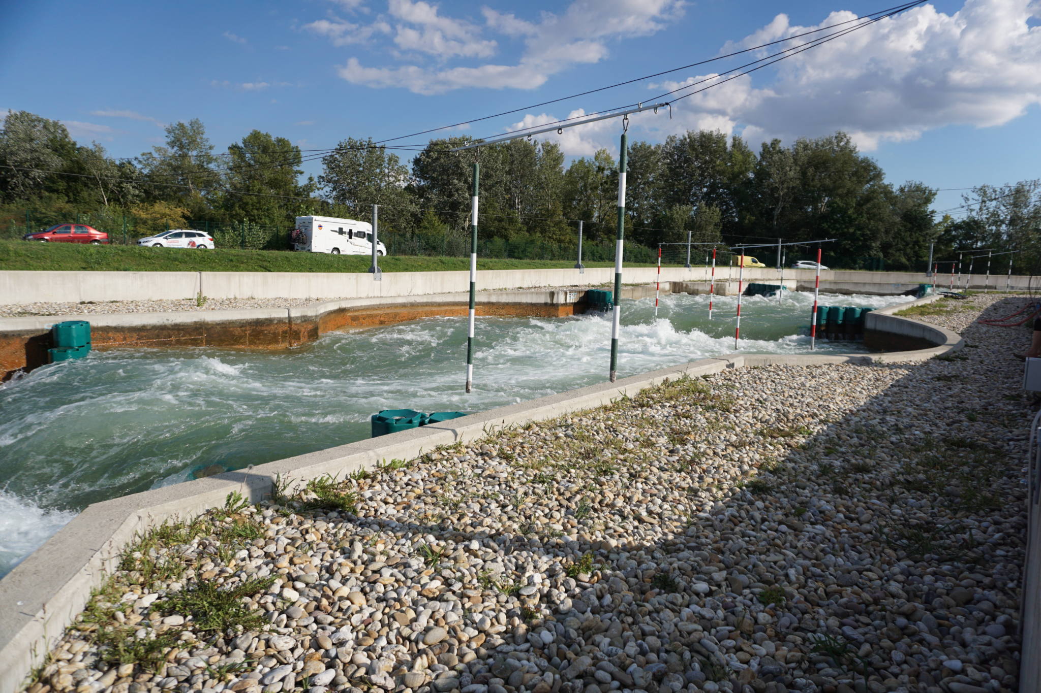 Wellen, Tore und Hindernisse: Die Vienna Watersports Arena ist für Profis und Einsteiger geeignet. © Bild: Isabel Frahndl