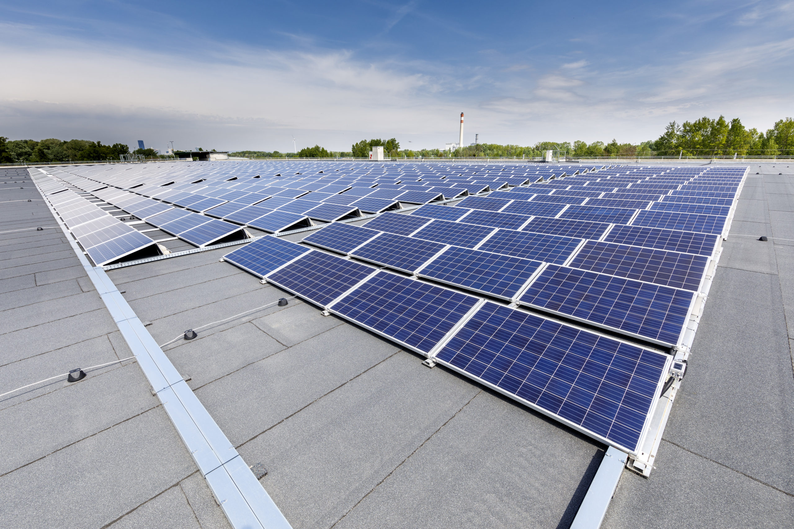 Eine Abbildung des Bürger*innen Solarkraftwerk auf dem Dach Garage des Autoterminals im Hafen Freudenau.