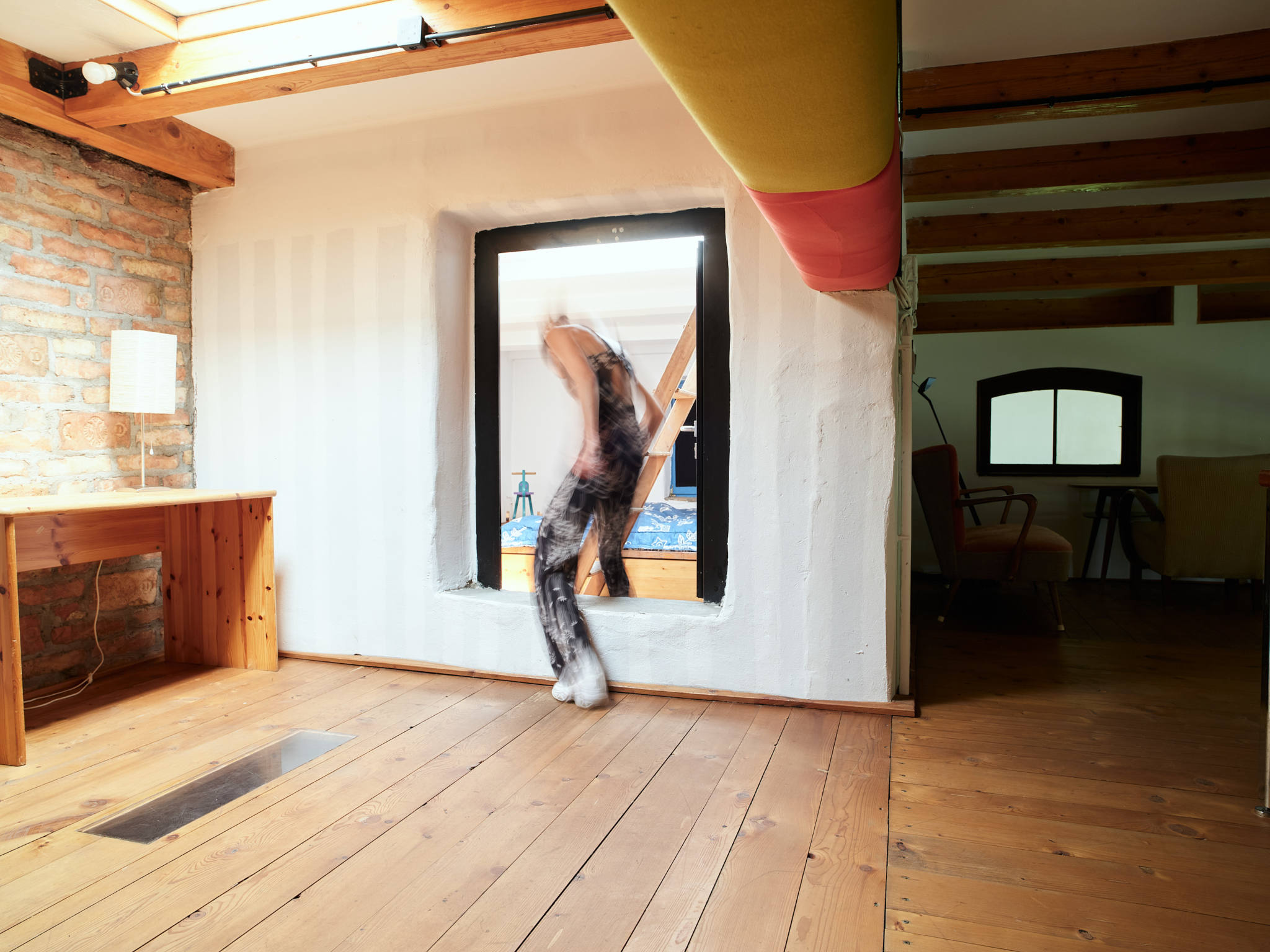 Unebene Oberflächen in der Atelierwohnung im Kunsthaus Wien.