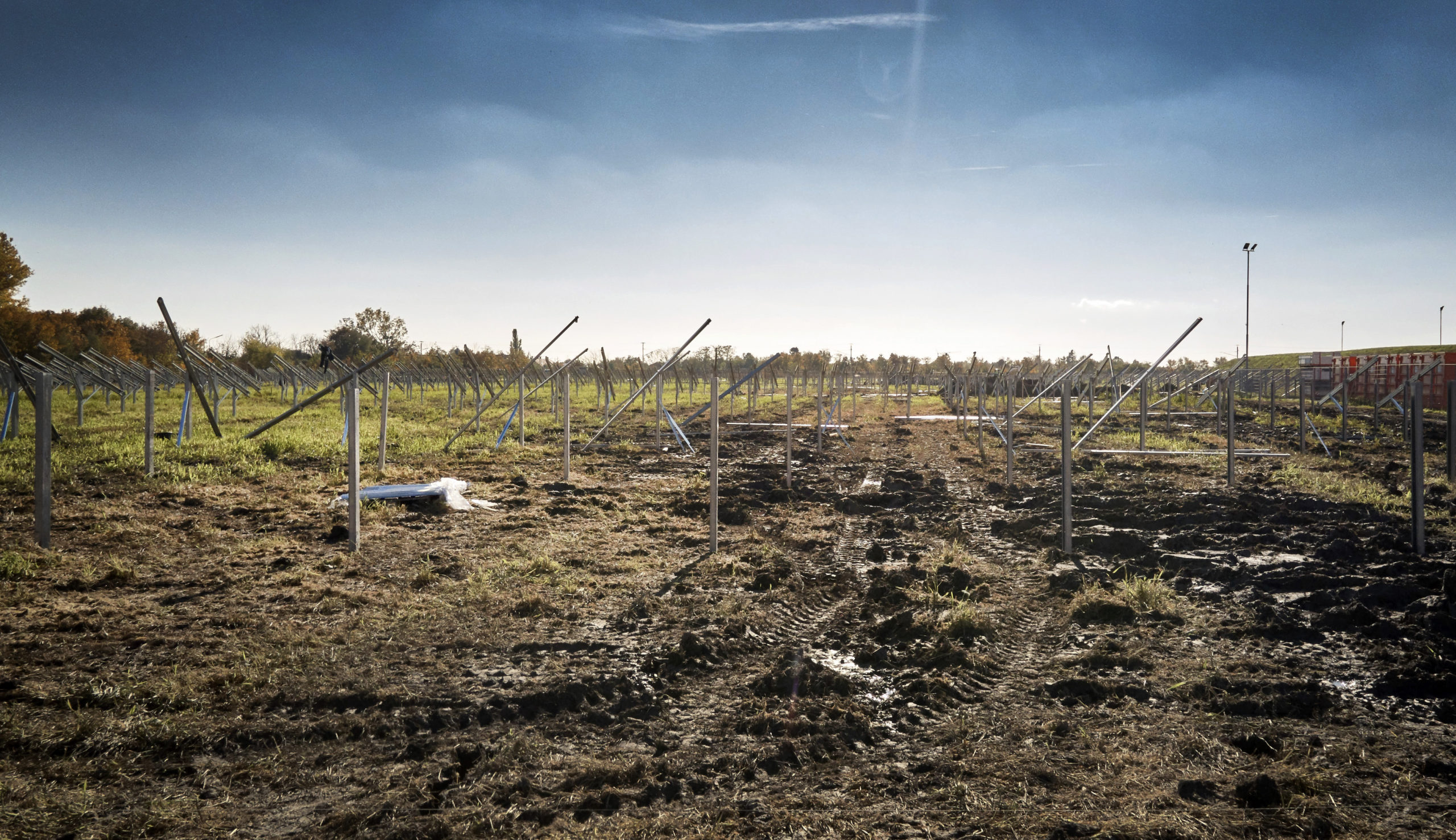 Ackerfeld im Sonnenschrein. Beginn der Bauarbeiten für die Photovoltaikanlage Schafflerhofstraße.