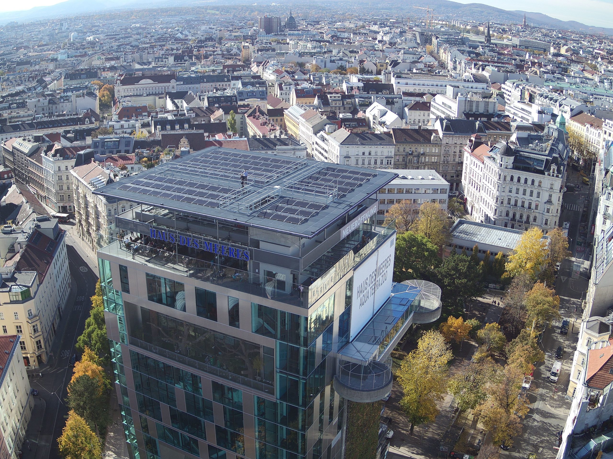 Auf rund 800 Quadratmetern und in 60 Metern Höhe wird saubere Sonnenenergie erzeugt.