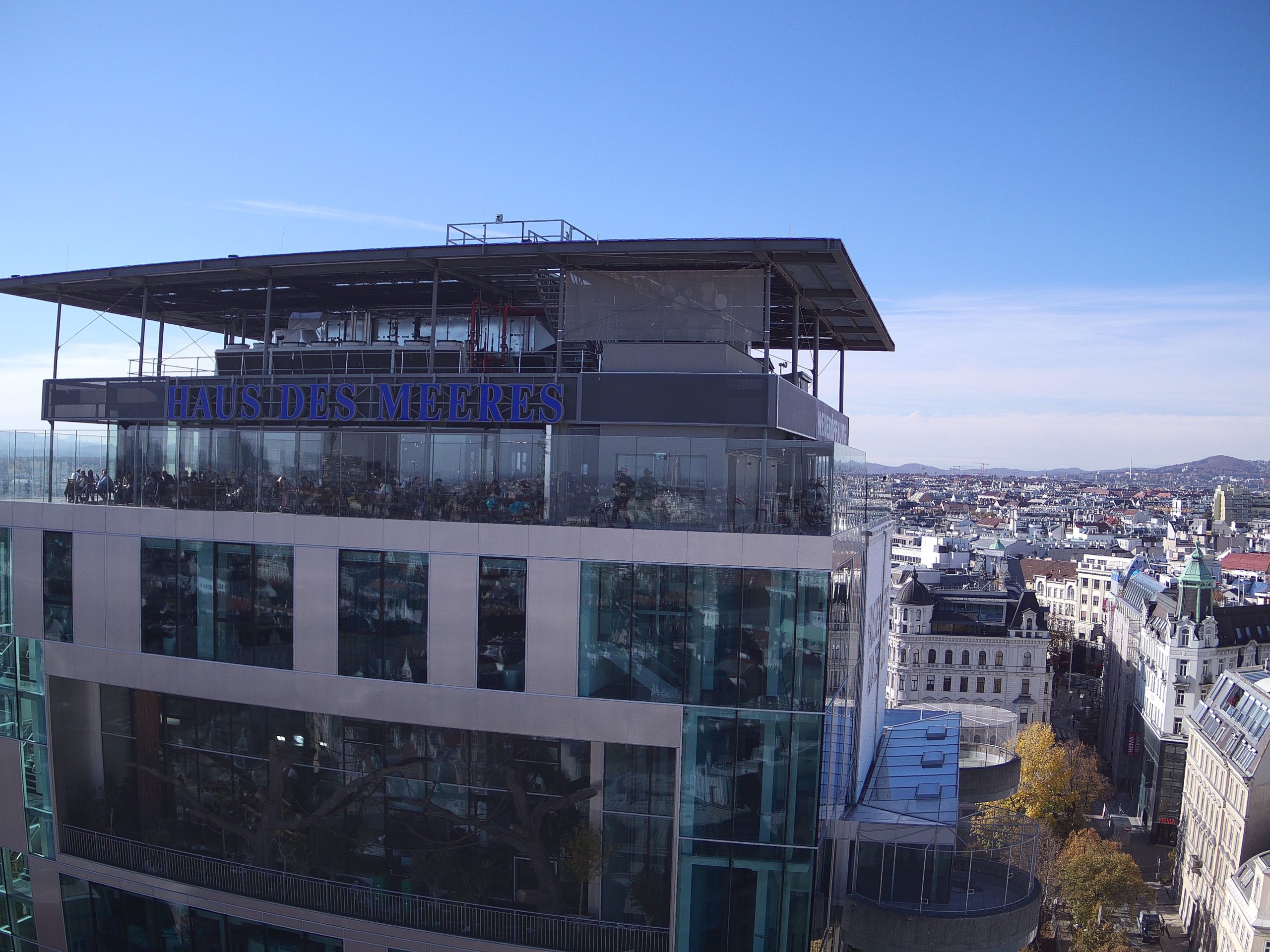 Haus des Meeres, Luftaufnahme. Auf dem Dach befinden sich Photovoltaikmodule von Wien Energie.