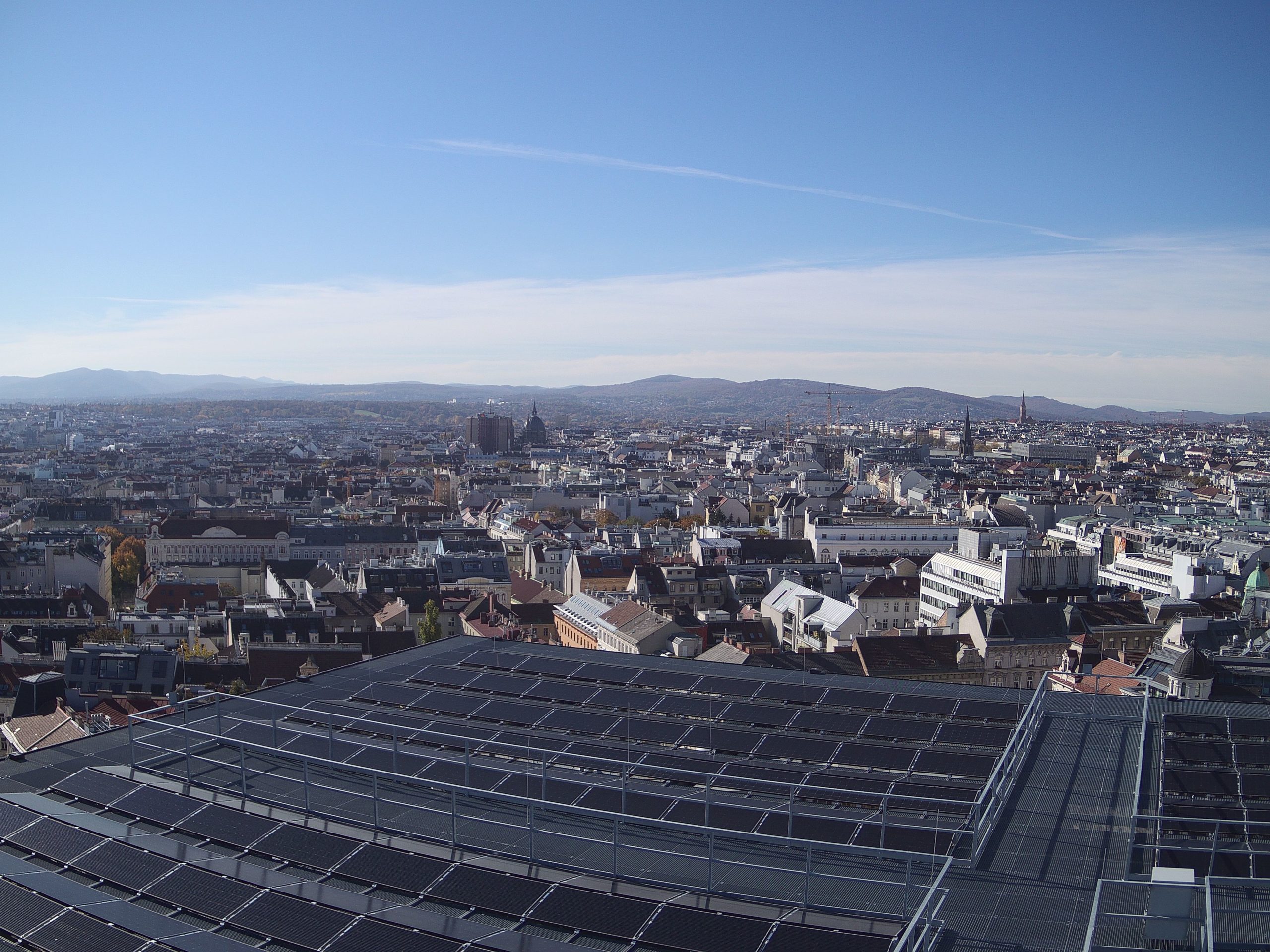 Haus des Meeres, Luftaufnahme. Auf dem Dach befinden sich Photovoltaikmodule von Wien Energie.