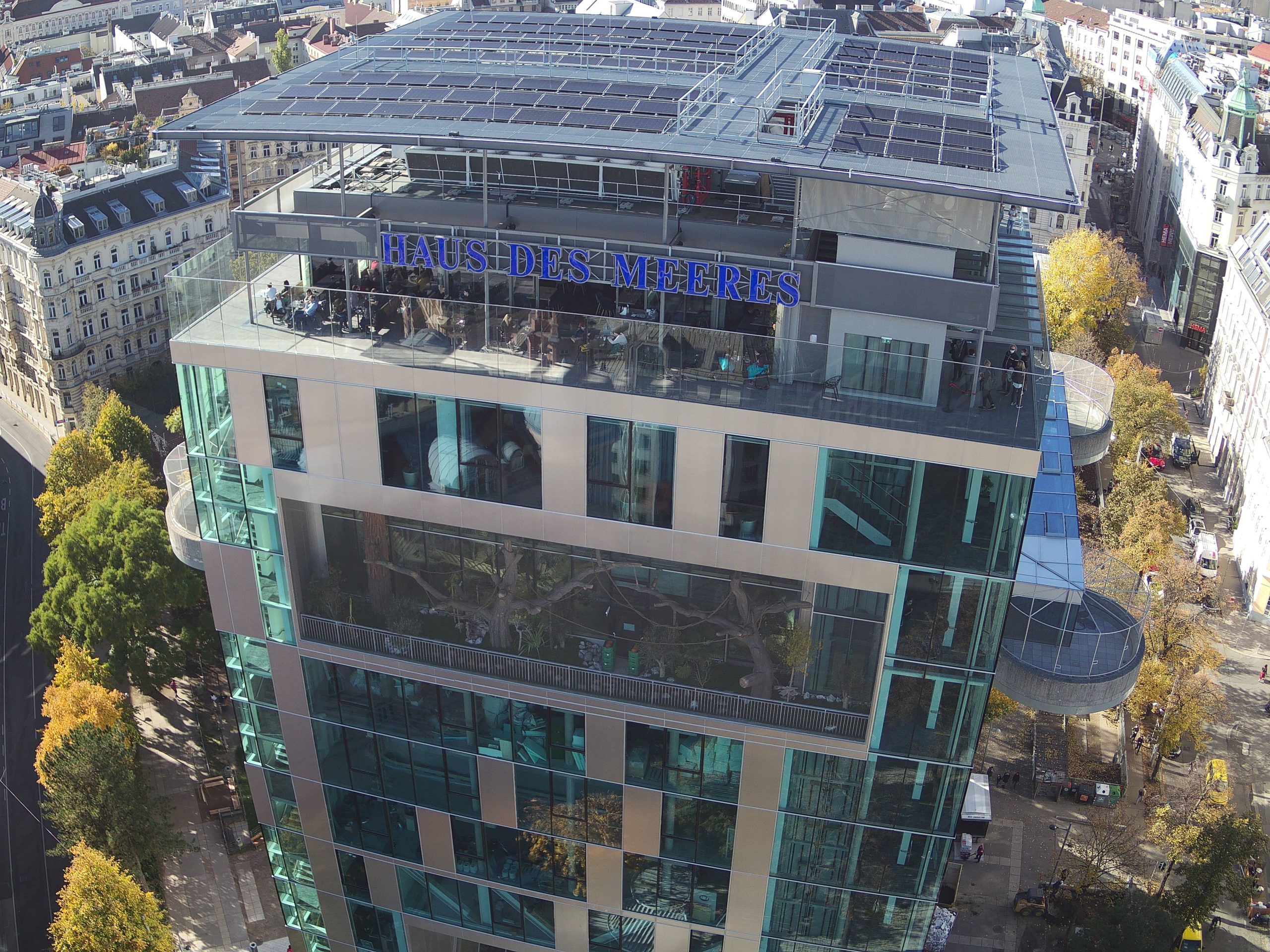 Haus des Meeres, Luftaufnahme. Auf dem Dach befinden sich Photovoltaikmodule von Wien Energie.