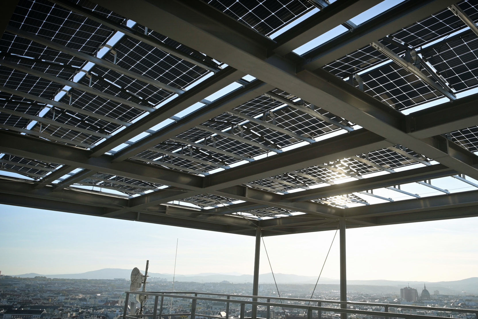 Haus des Meeres, Luftaufnahme. Auf dem Dach befinden sich Photovoltaikmodule von Wien Energie.